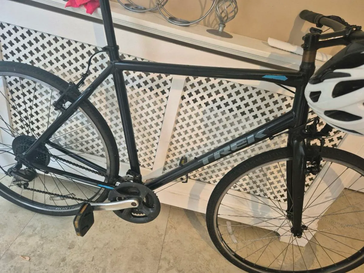 Adults Trek FX2 Hybrid bike 22 inch frame brakes - Image 3