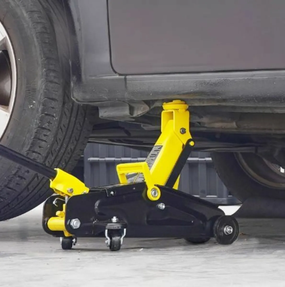 Low Profile Floor Jack 2 Ton Heavy Duty - Image 2