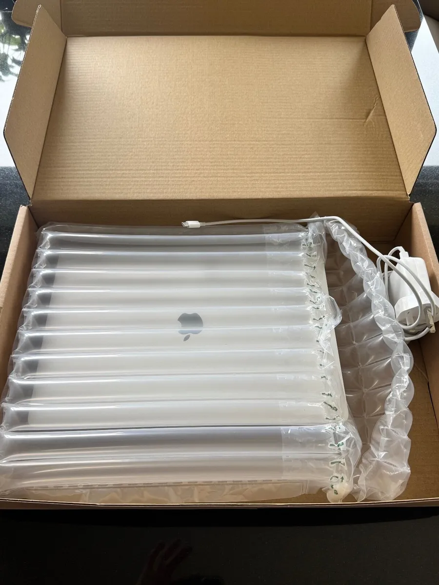 15.4" Apple MacBook Pro (256GB SSD, i7, 16gb RAM) - Image 3
