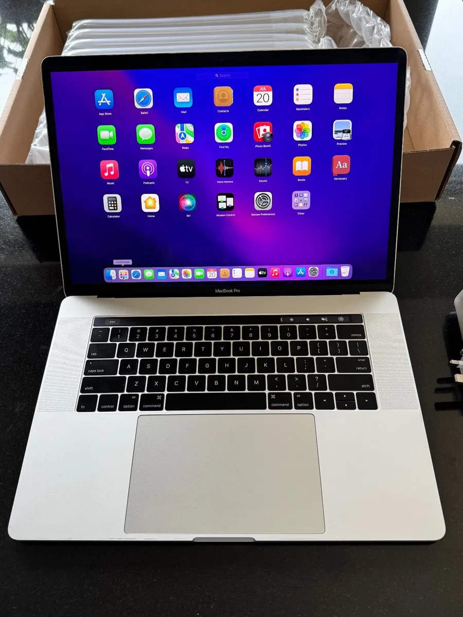 15.4" Apple MacBook Pro (256GB SSD, i7, 16gb RAM) - Image 1
