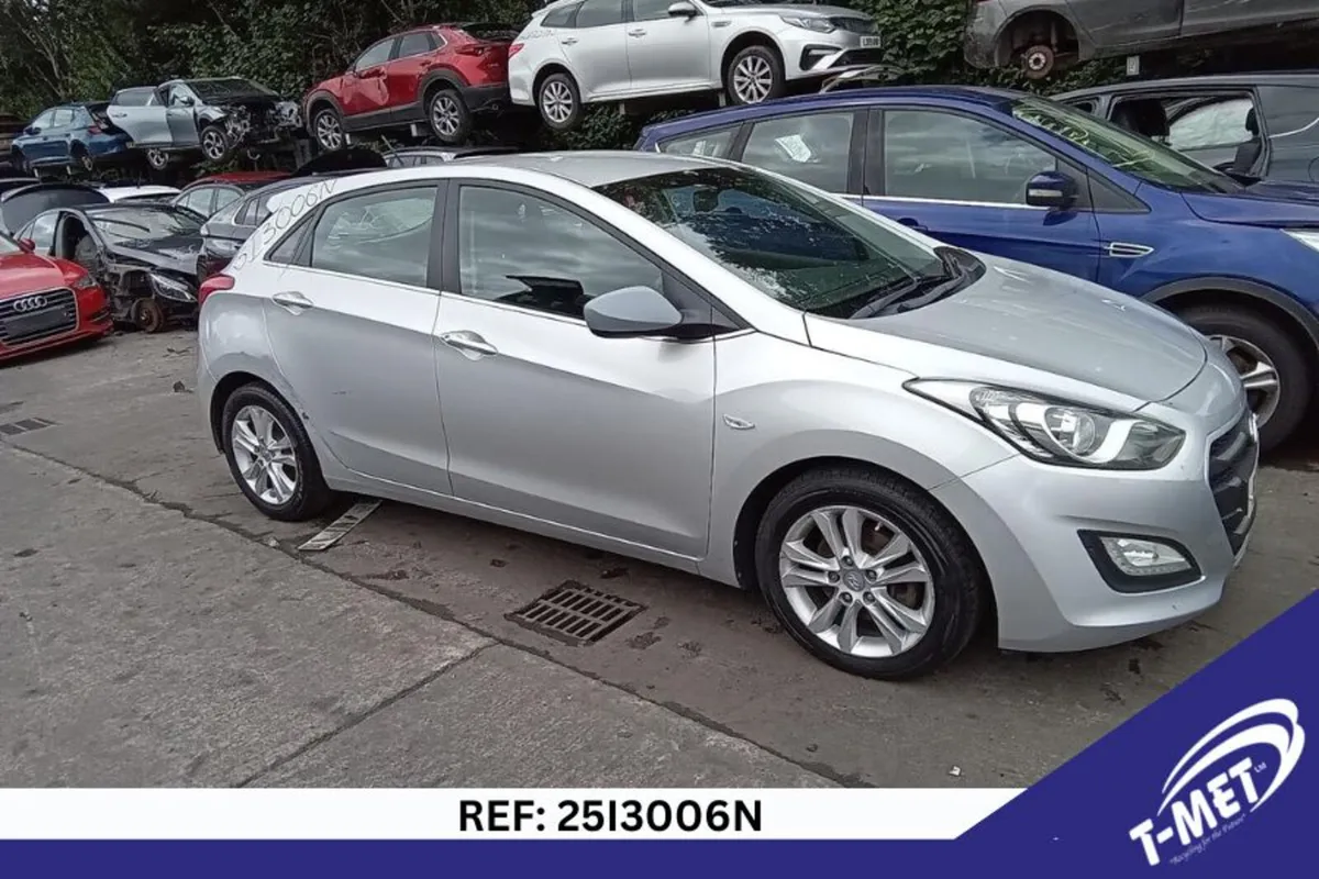 2015 HYUNDAI I30 BREAKING FOR PARTS - Image 2