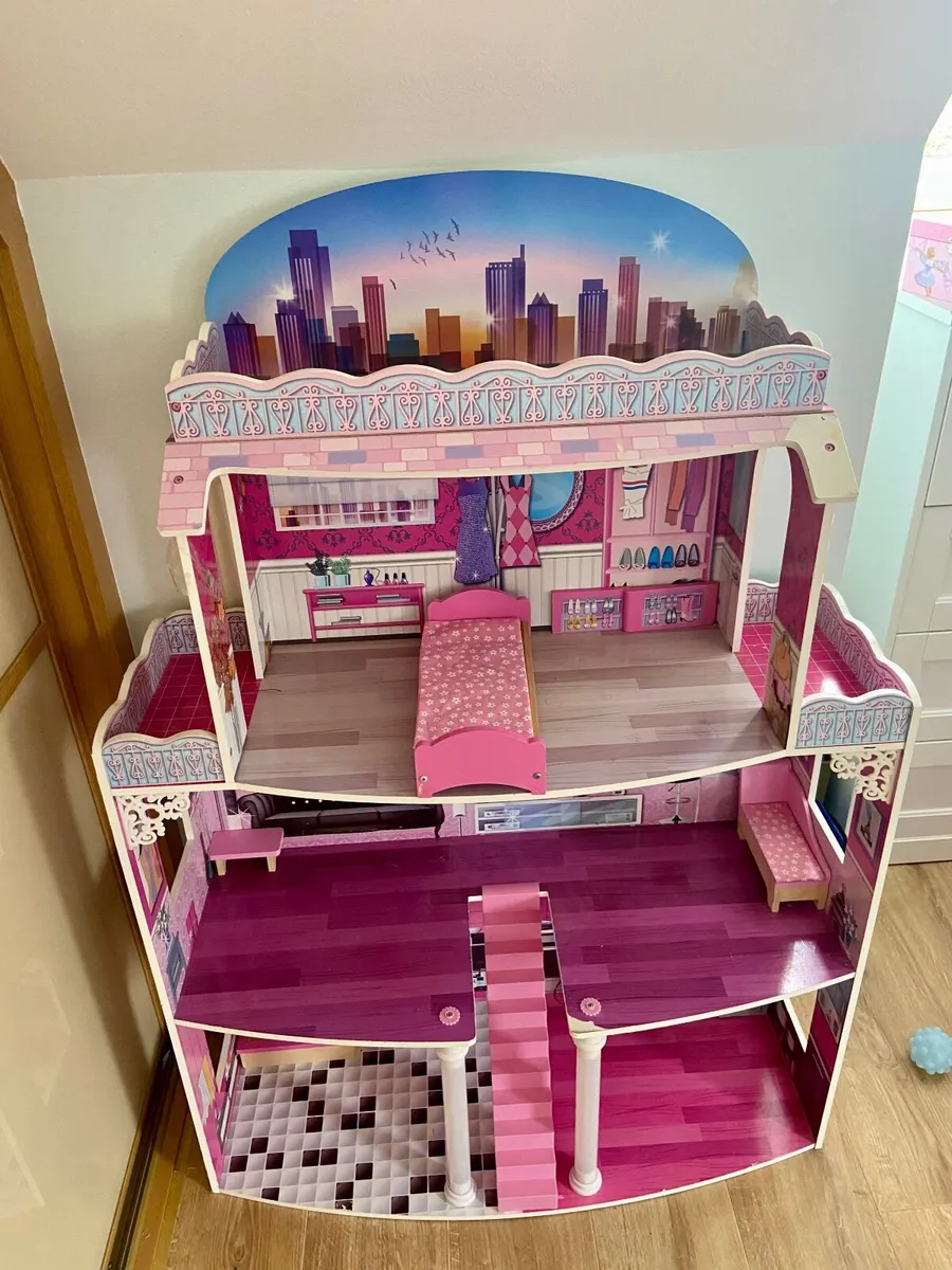 Barbie house and toy bundle - Image 2