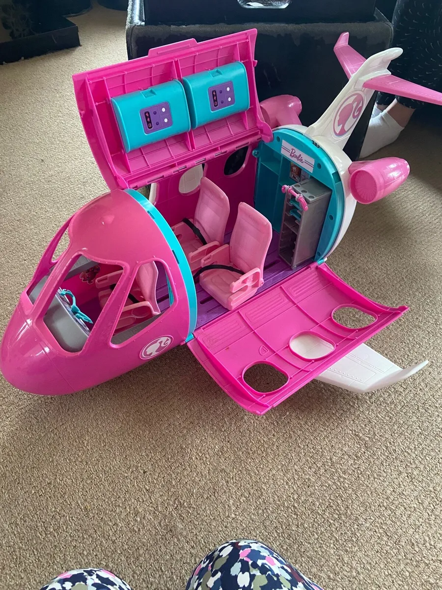 Barbie house and toy bundle - Image 4