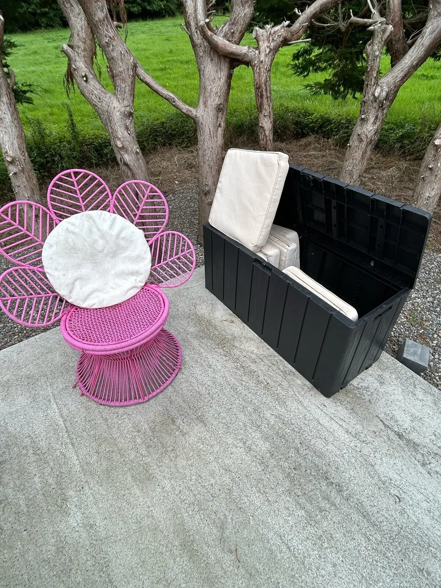 Storage box&5 cushions - Image 1