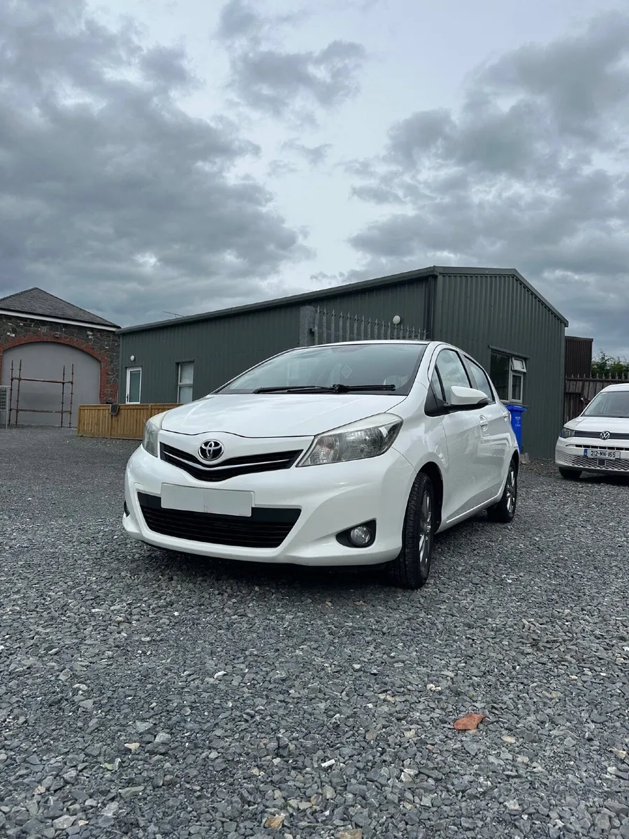 Toyota Yaris 2014 white - Image 1