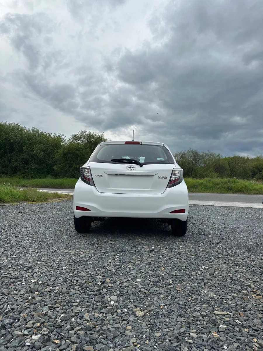 Toyota Yaris 2014 white - Image 2