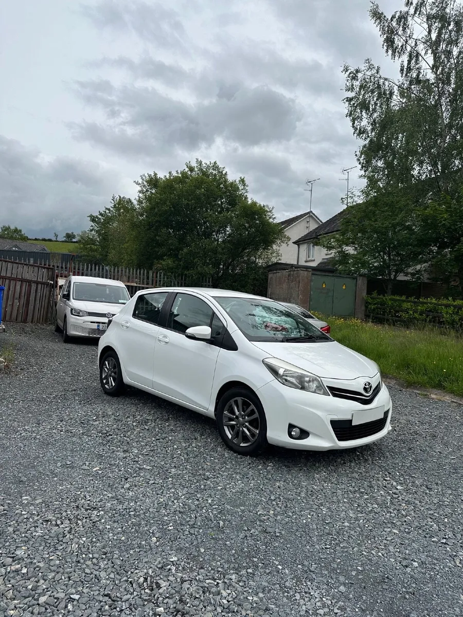 Toyota Yaris 2014 white - Image 3