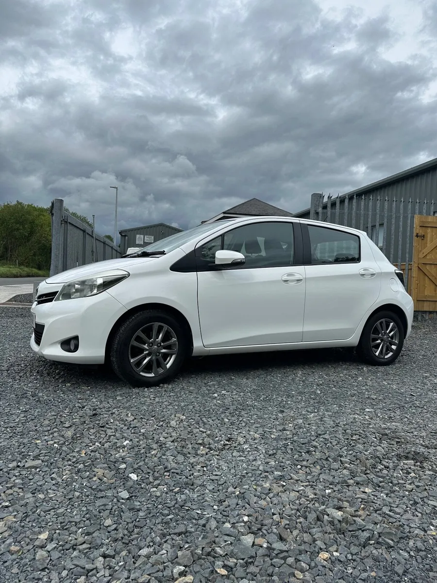Toyota Yaris 2014 white - Image 4