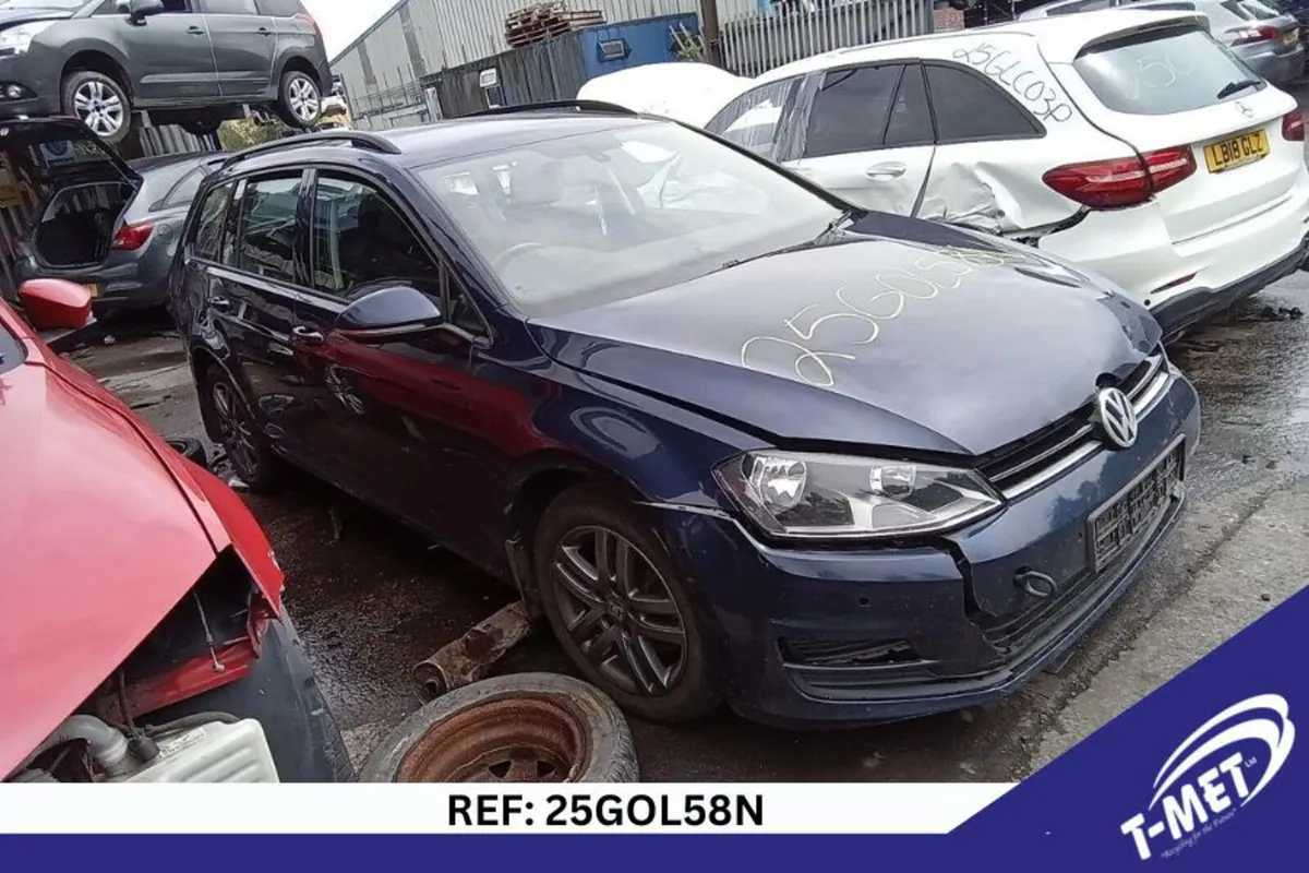 2013 VOLKSWAGEN GOLF BREAKING FOR PARTS - Image 3