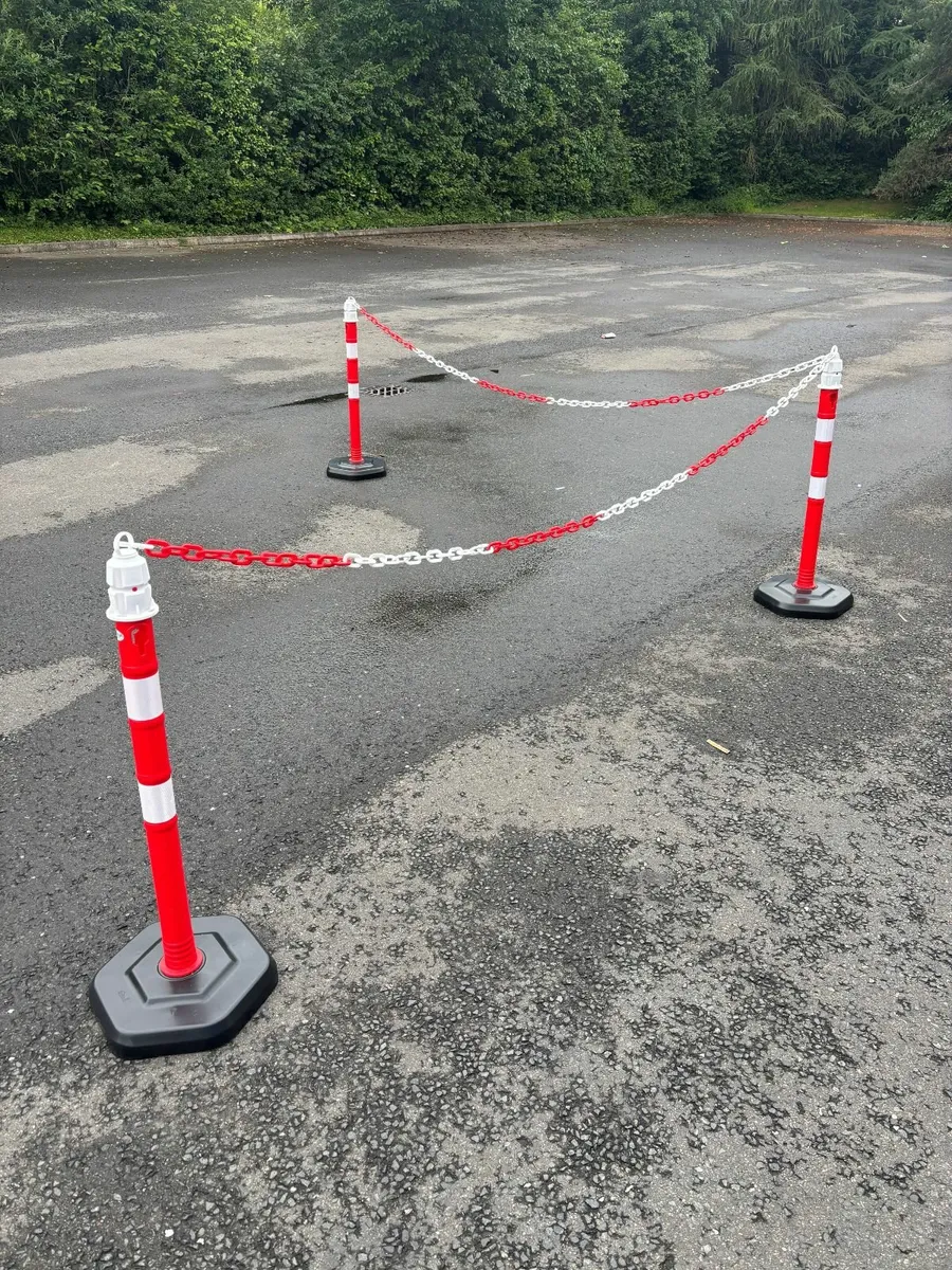 Bollards / Chain Posts / RED/WHITE SET OF 11 PCS - Image 1
