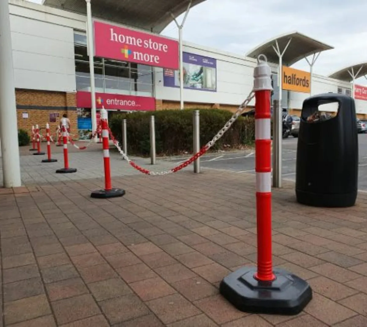 Bollards / Chain Posts / RED/WHITE SET OF 11 PCS - Image 4