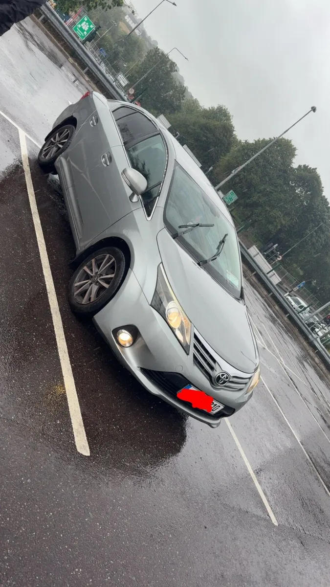 2014 Toyota avensis - Image 1
