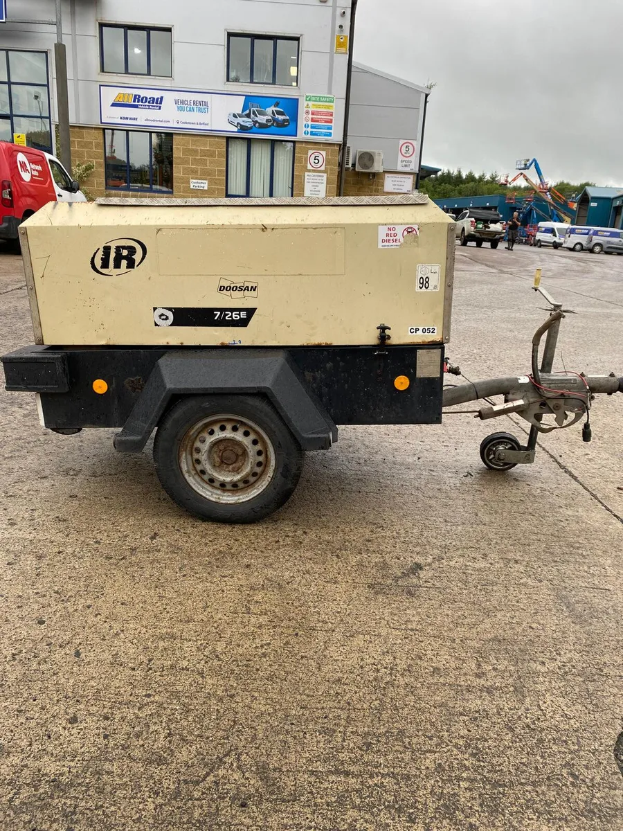 2011 INGERSOLL RAND 726E 90CFM SINGLE TOOL COMPRES - Image 1