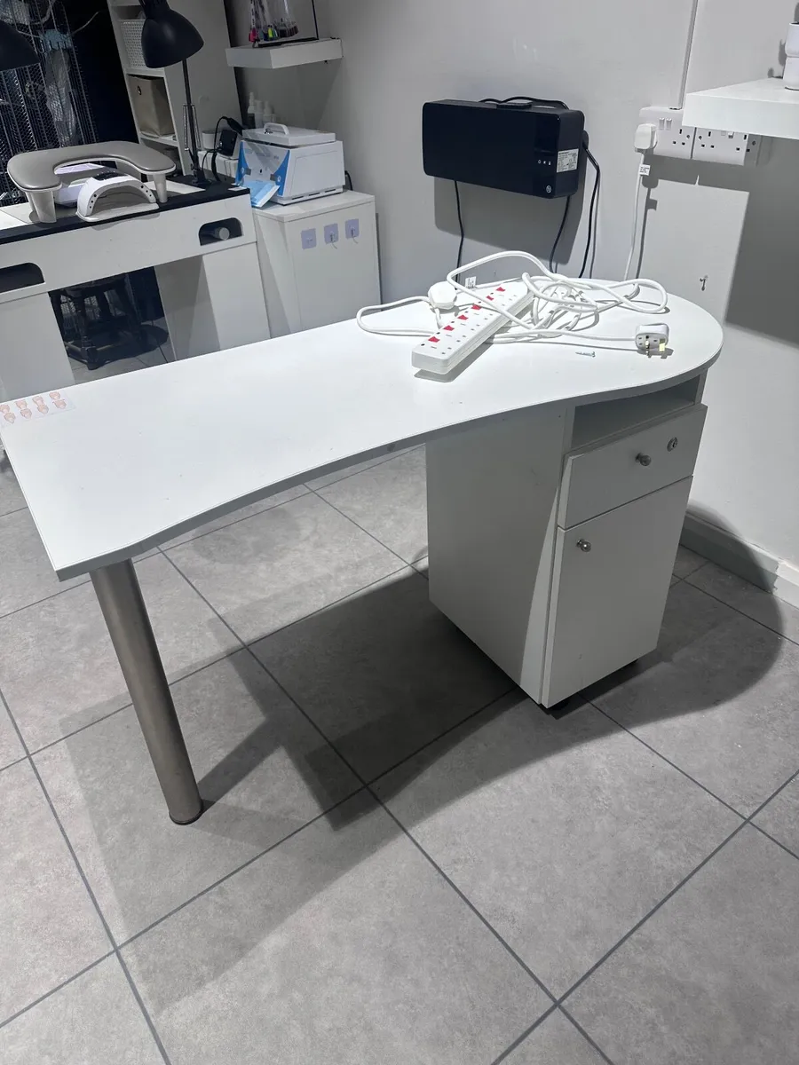 Manicure table - Image 1