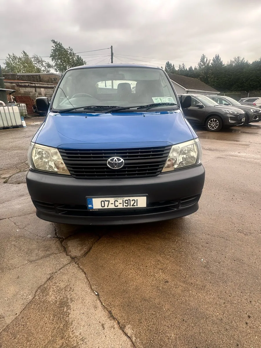 Toyota HiAce - Image 4