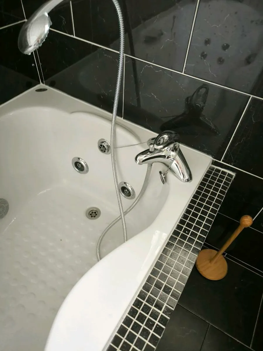 Jacuzzi Bath - Image 3
