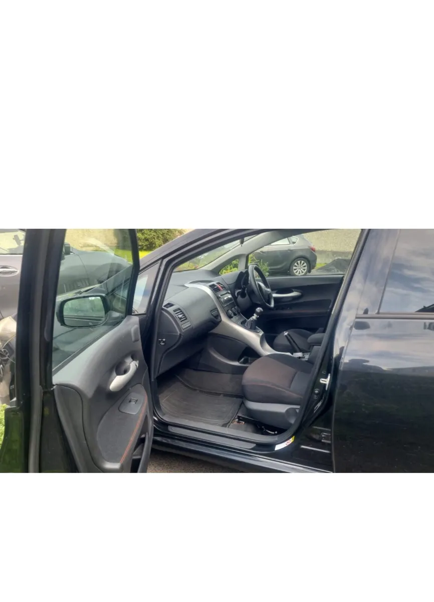 Toyota Auris 2011 - Image 1