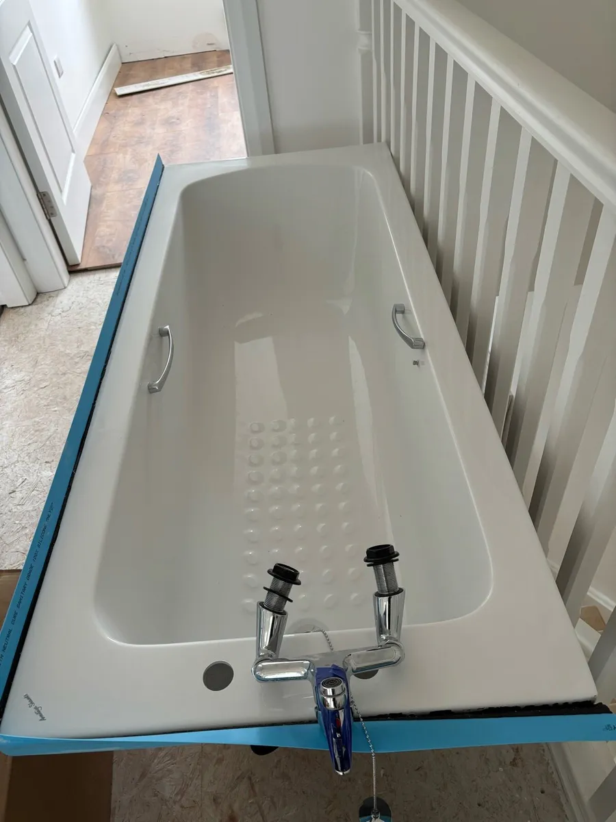 Bath, toilet, sink - Image 1
