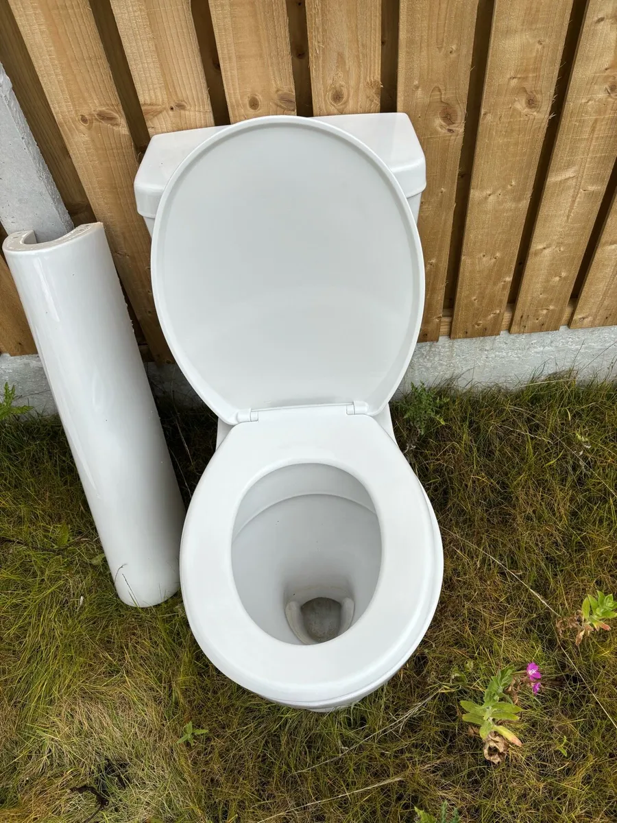 Bath, toilet, sink - Image 3