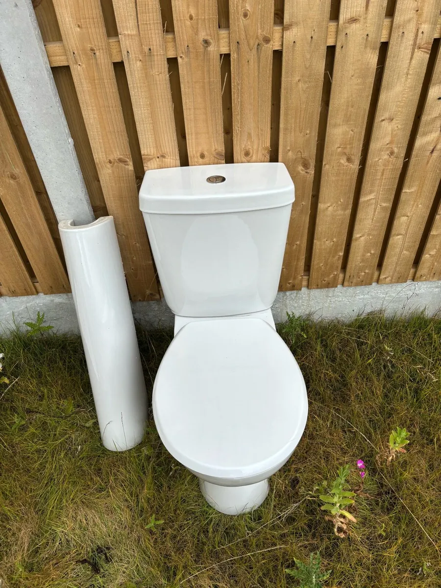 Bath, toilet, sink - Image 4