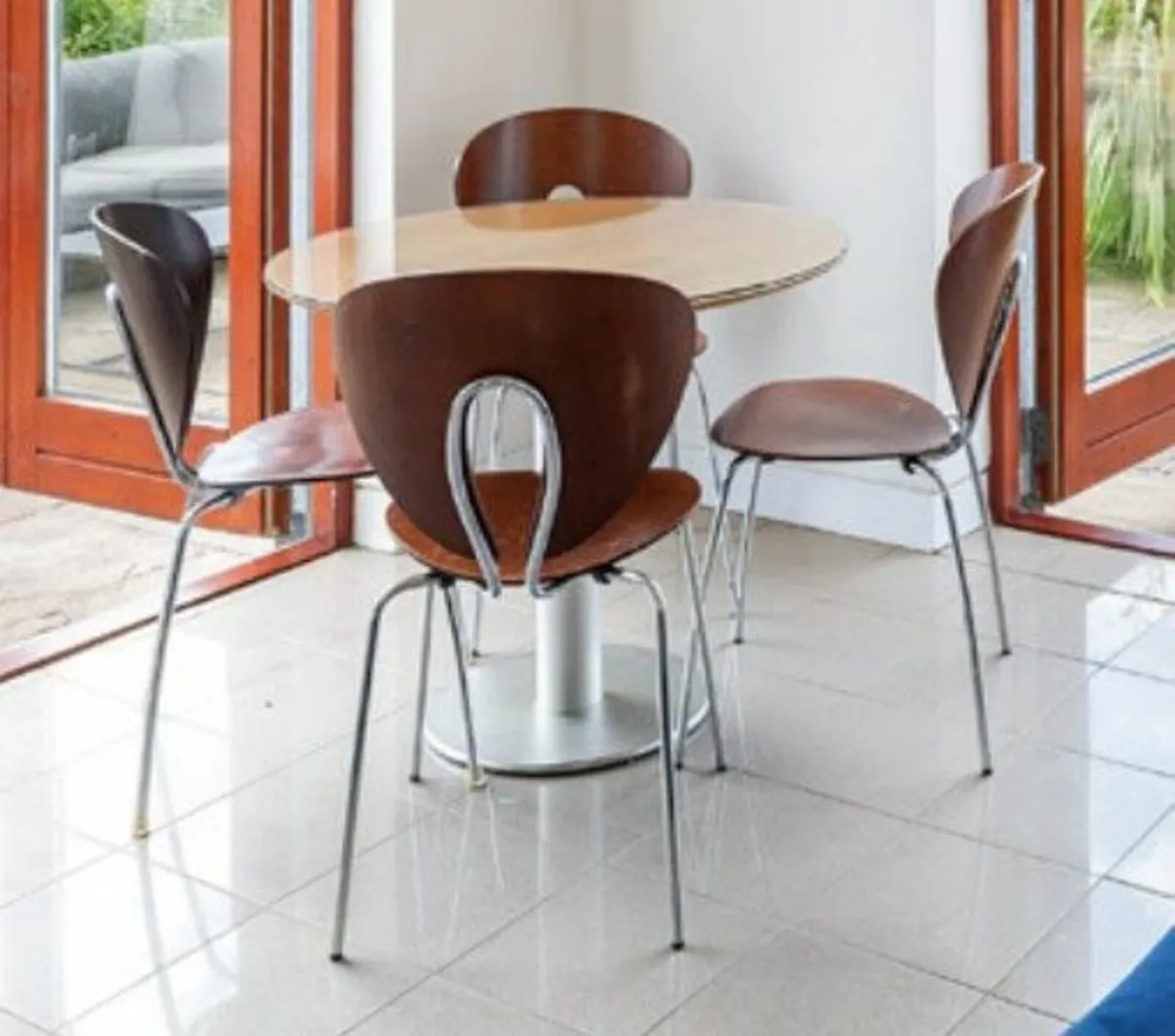Kitchen table and chairs - Image 1
