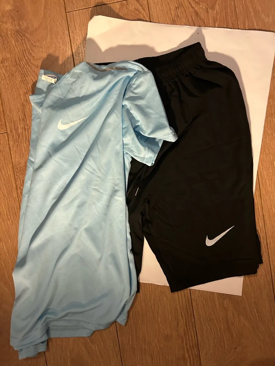 Nike clothes - Image 1