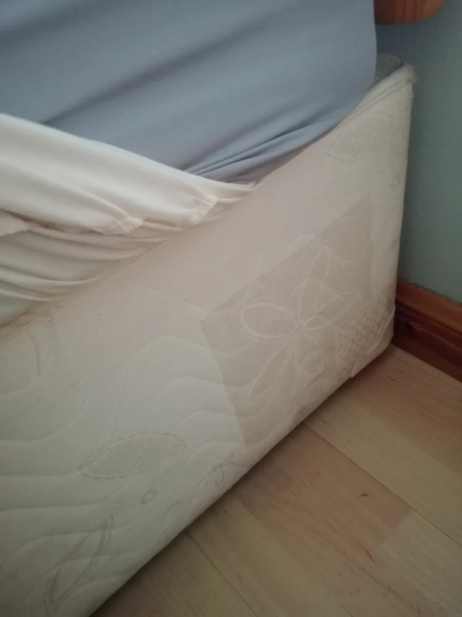 Bed and mattress - Image 3