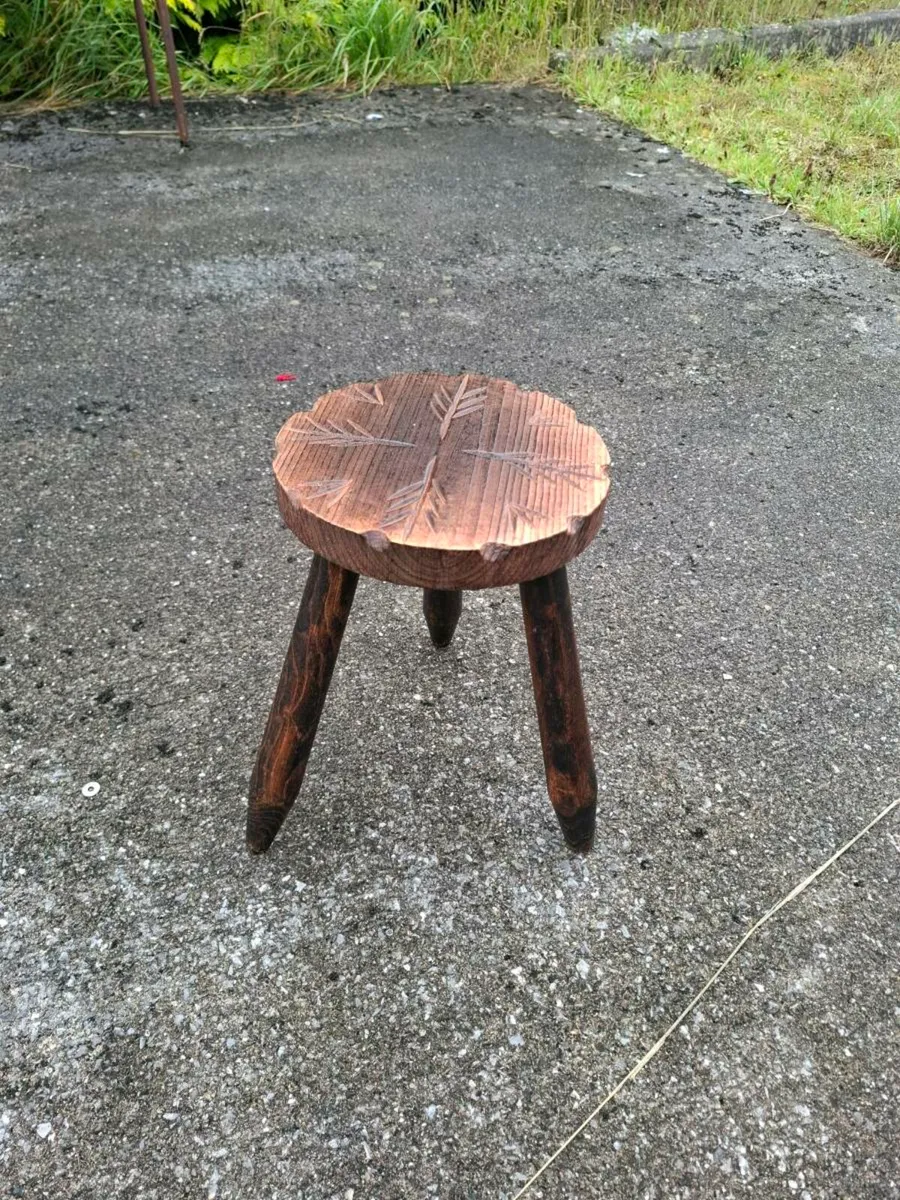 Wood milking stool possible to post