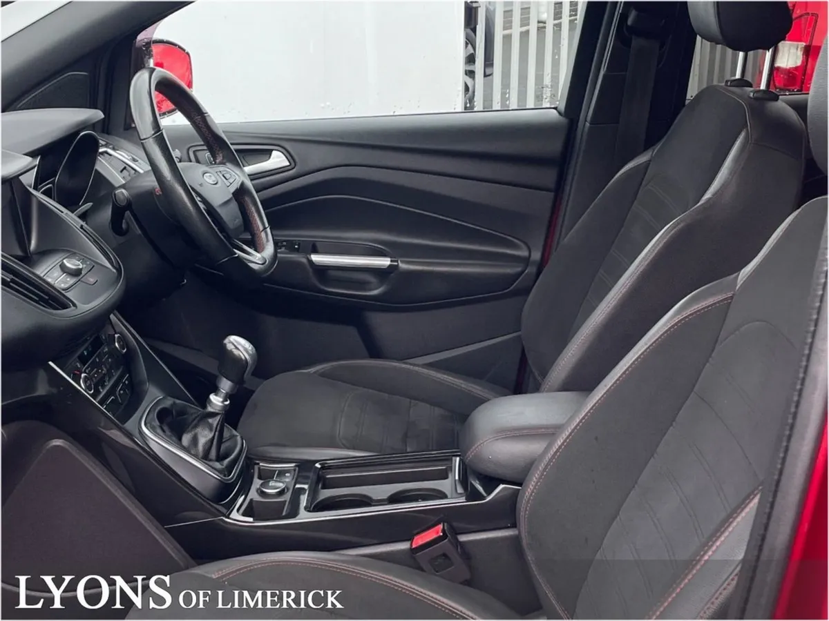 Ford Kuga 1.5tdci 120PS FWD St-line Sunroof - Image 3
