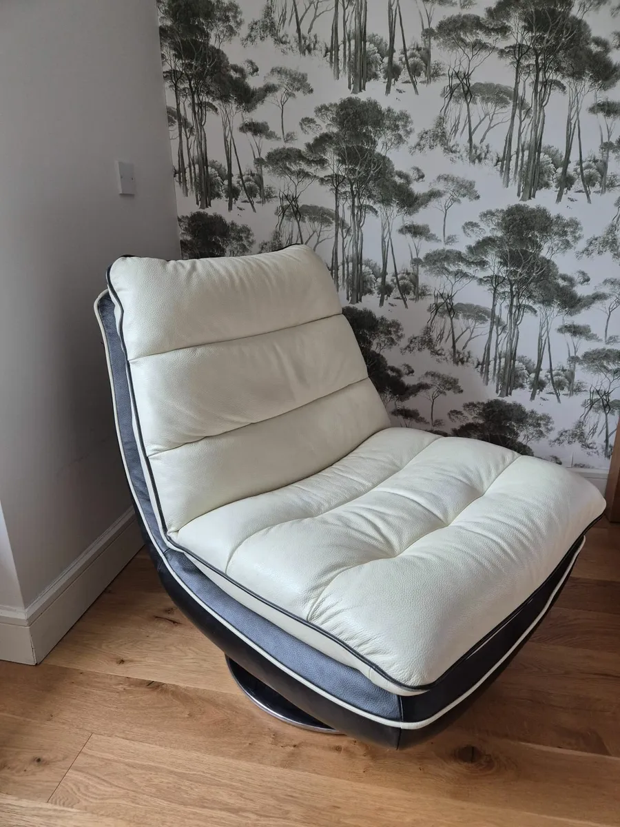Leather swivel armchair DFS - Image 2