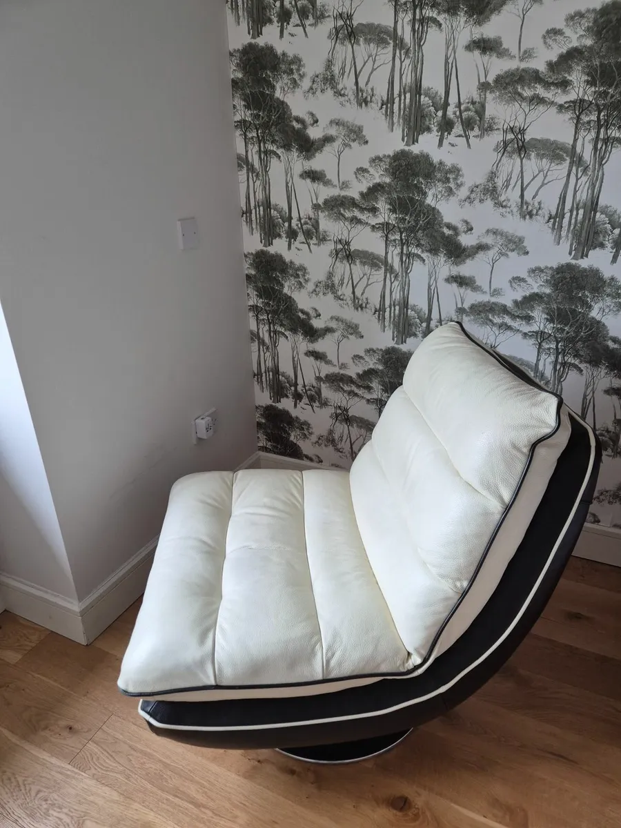 Leather swivel armchair DFS - Image 3
