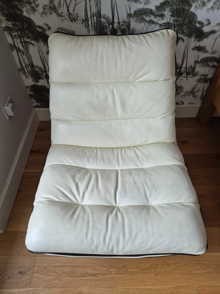 Leather swivel armchair DFS - Image 4