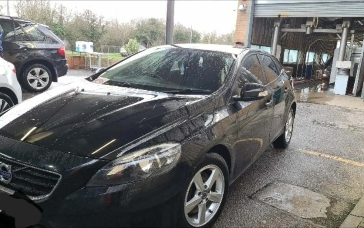 Volvo V40 2016 - Image 1