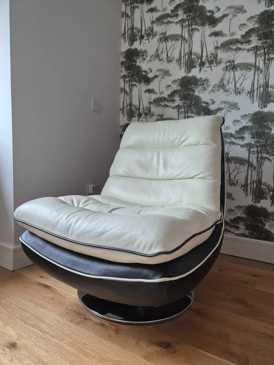 Leather swivel armchair DFS - Image 1