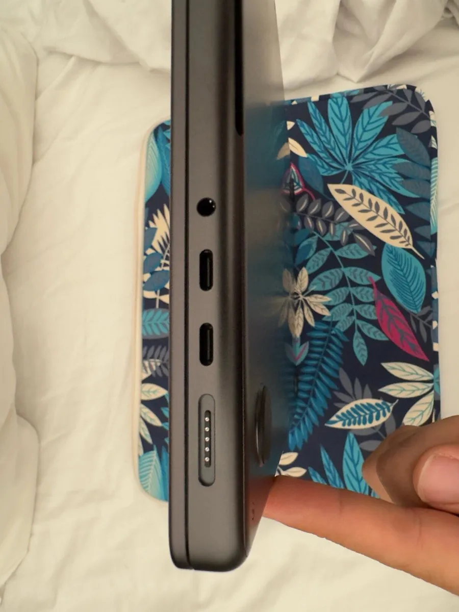 MacBook Pro M4 (14-inch) – Like New with Box - Image 4