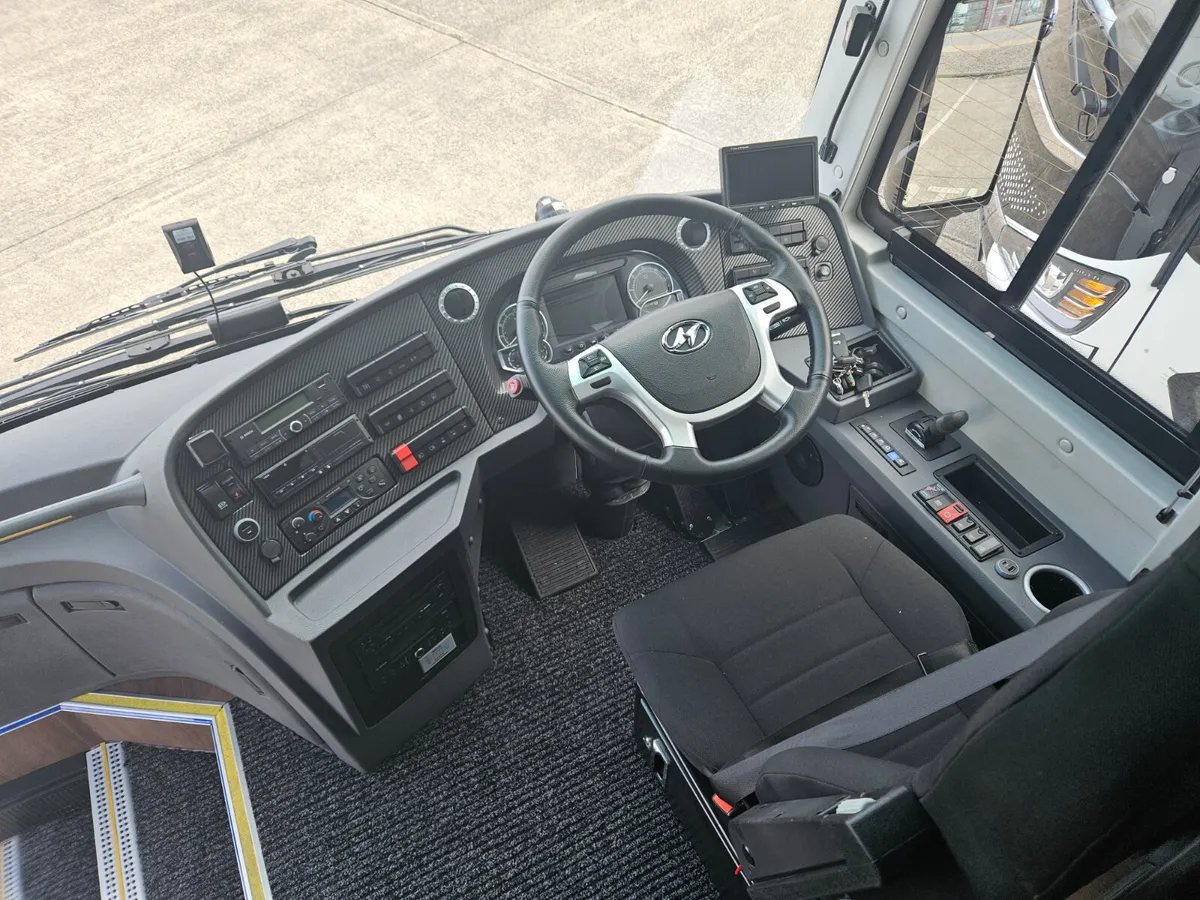 NEW HIGER SUPER 9 XL – 9.8m  COACH - Image 2