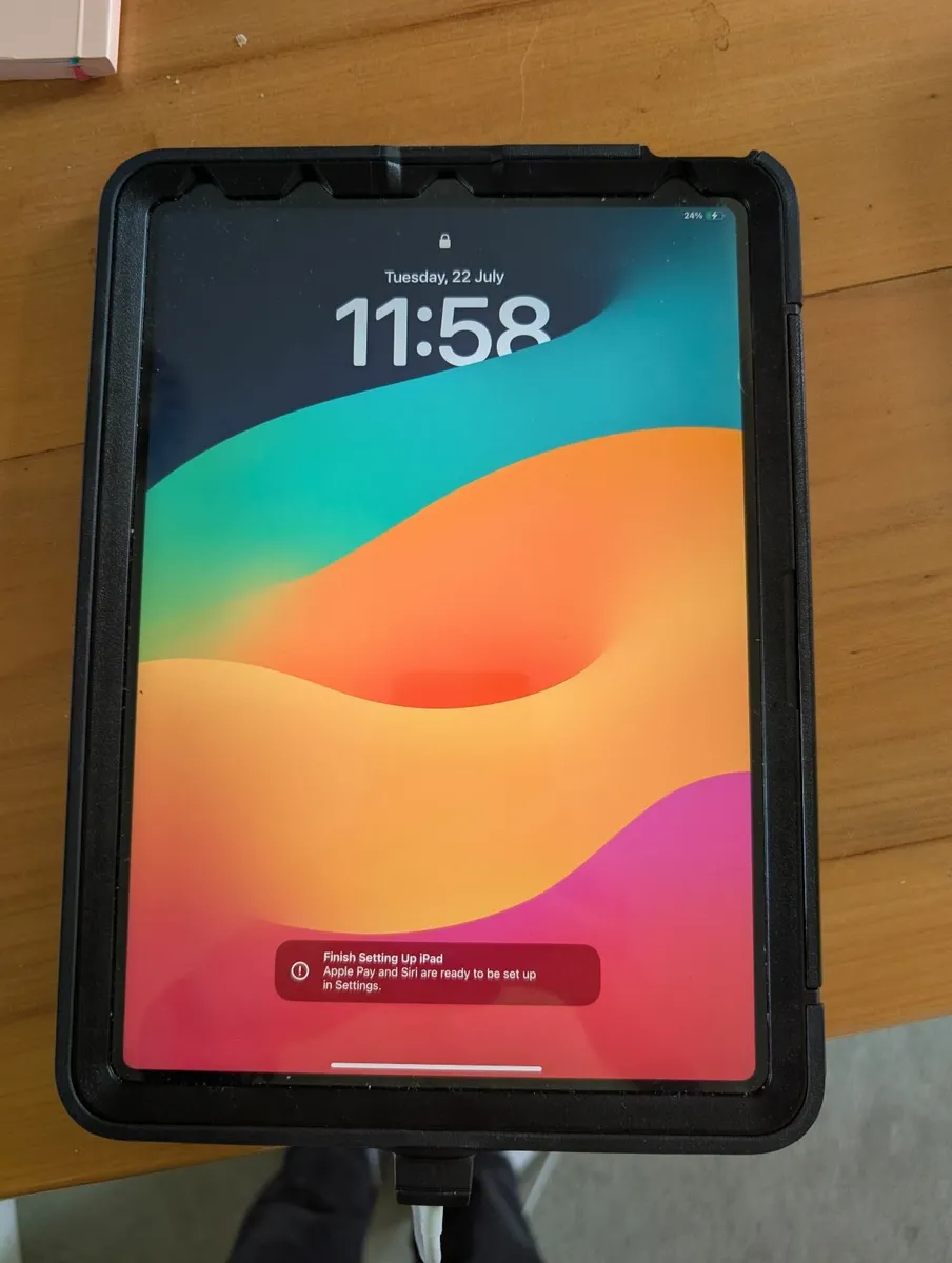 iPad Air 5 - 64 GB Wi-Fi + OtterBox - Image 1
