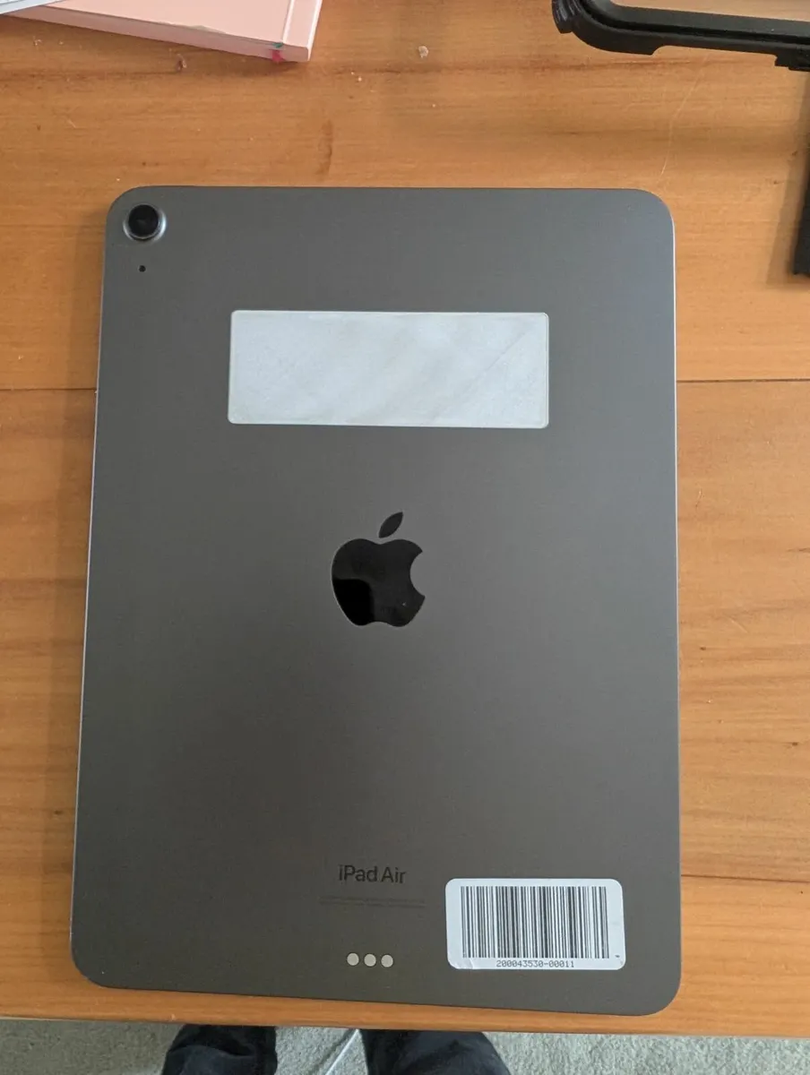 iPad Air 5 - 64 GB Wi-Fi + OtterBox - Image 2