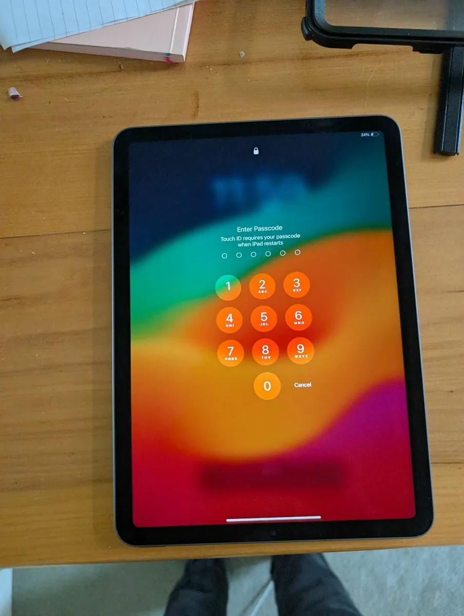iPad Air 5 - 64 GB Wi-Fi + OtterBox - Image 3