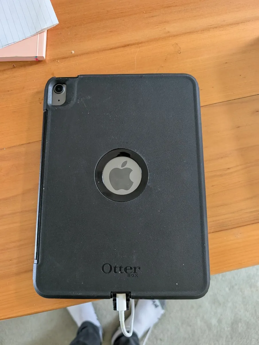 iPad Air 5 - 64 GB Wi-Fi + OtterBox - Image 4