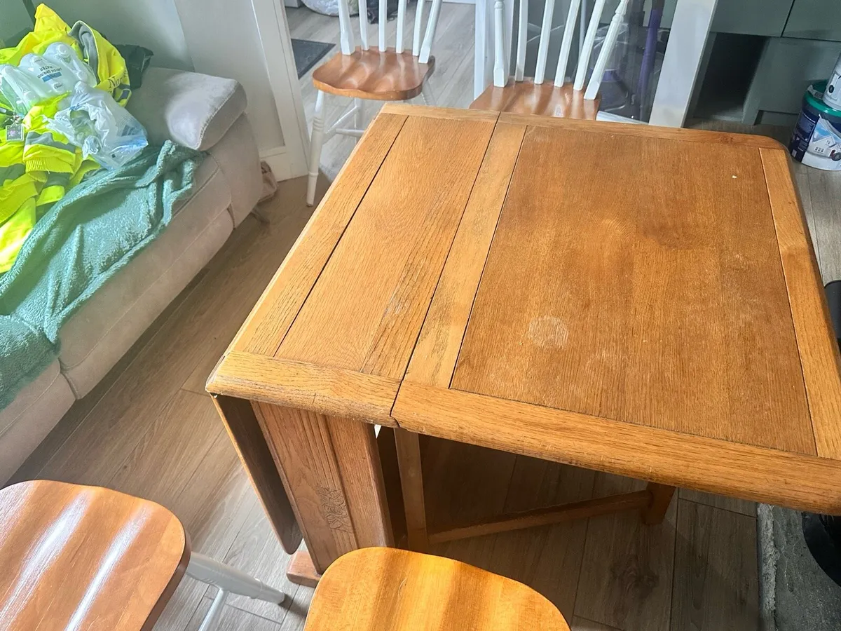 Table and chairs - Image 1