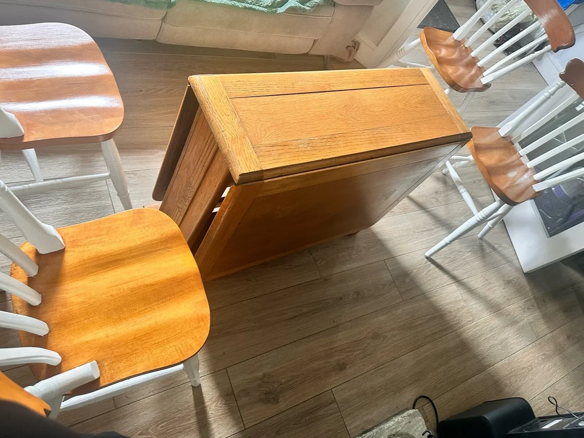 Table and chairs - Image 2
