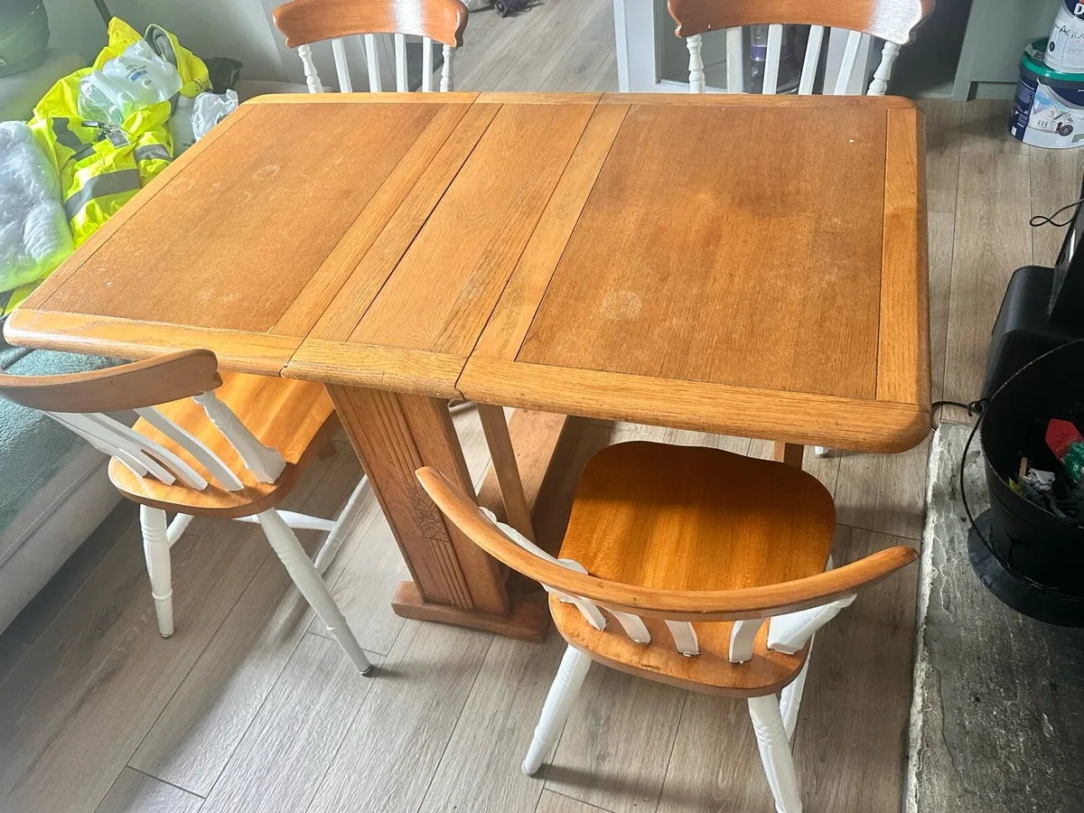 Table and chairs - Image 3