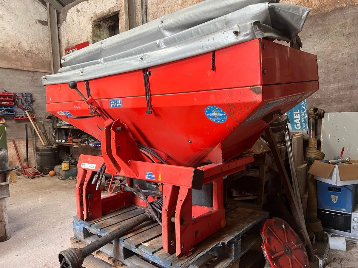 Rauch fertilizer spreader - Image 1