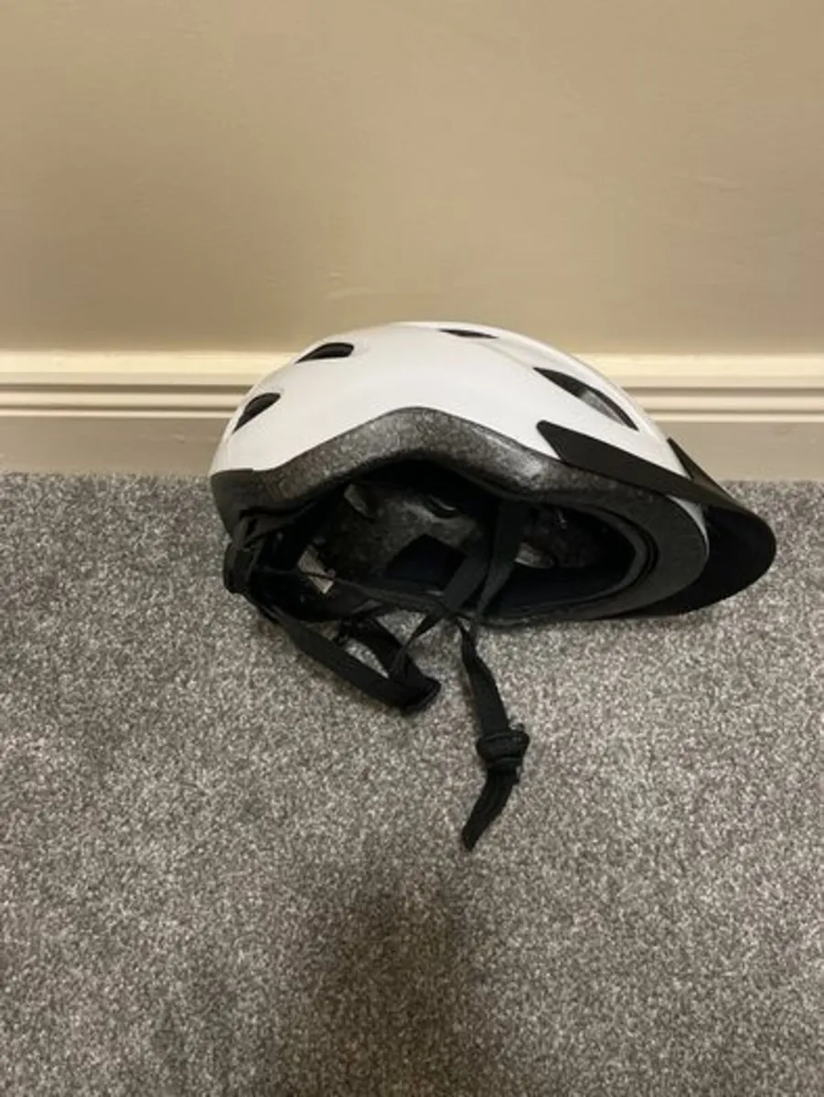 Halfords Junior helmet 54-58cm - Image 1