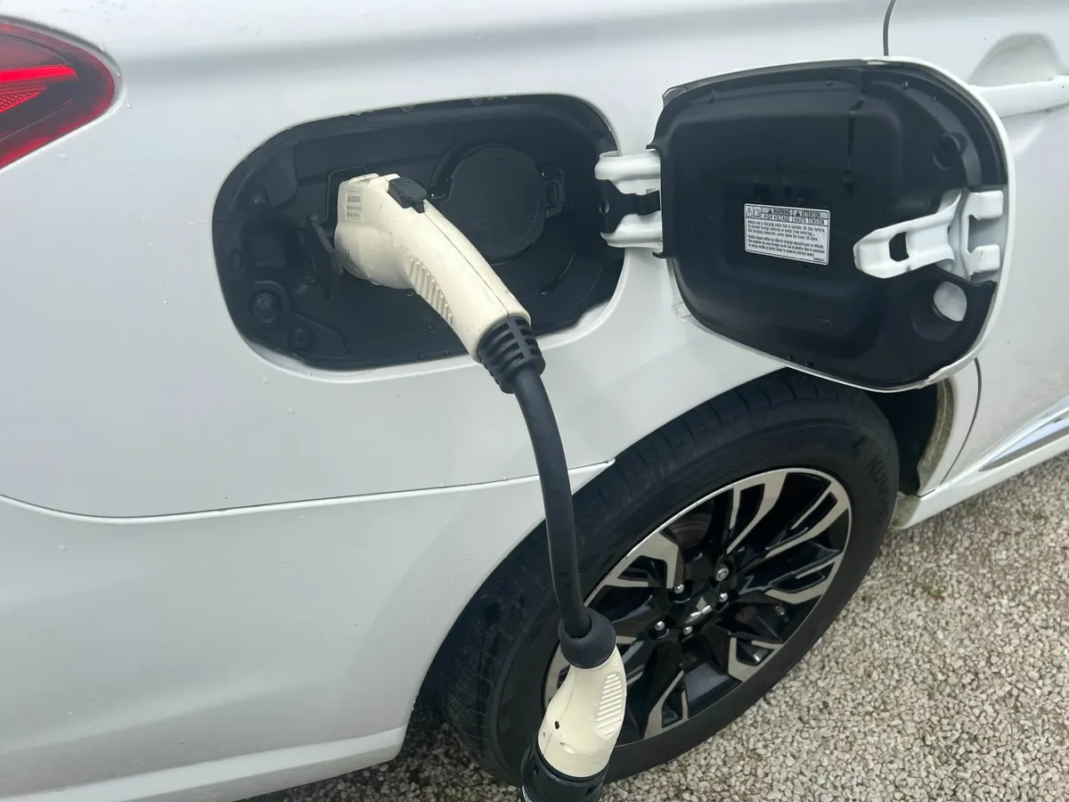 Mitsubishi Outlander 2017 PHEV - Low Mileage - Image 3