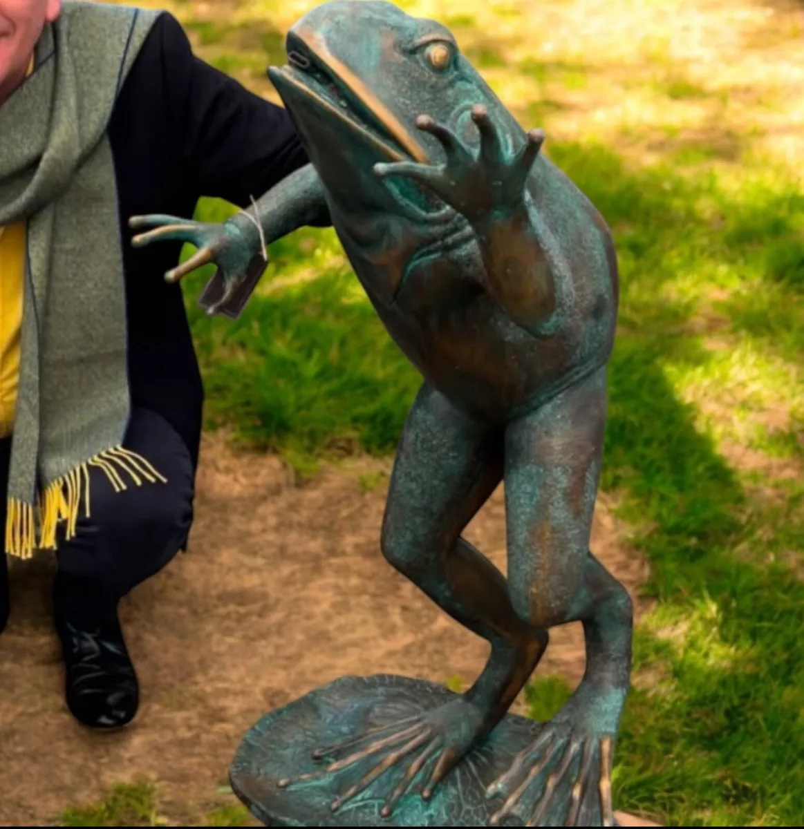 Bronze frog sculpture - Image 1