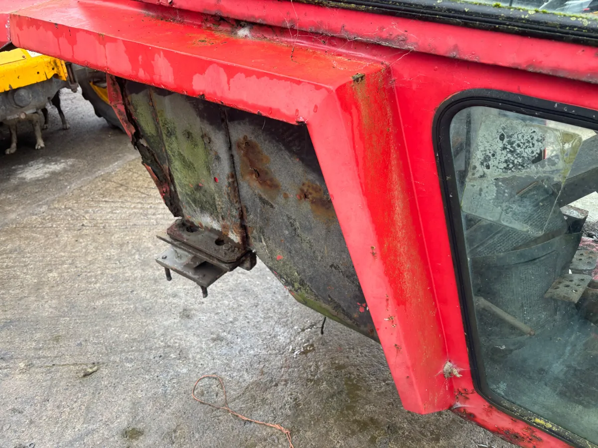 MF 590 Tractor Cab - Image 4