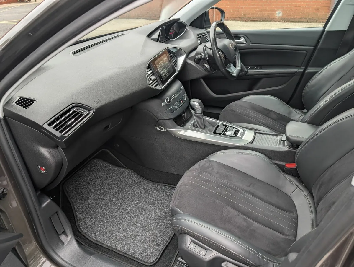 Peugeot 308 2015 ACTIVE **Panoramic Roof** - Image 3