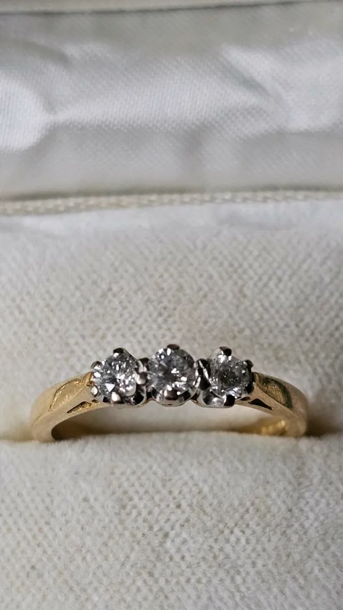 18ct, 3 Stone, Yellow Gold Engagement Ring Size 6 - Image 3